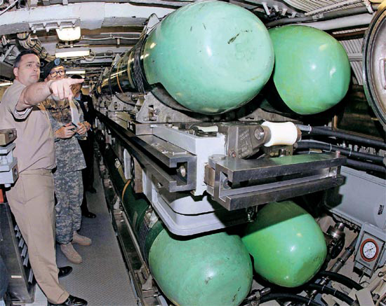 メディアに初公開された米原子力潜水艦「ミシガン」の内部。