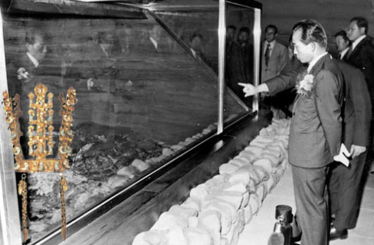 １９７６年、天馬塚を眺める朴正煕元大統領。小さい写真は７３年に出土した天馬塚金冠。