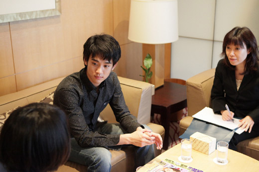日本の主要メディアからのインタビュー要請が殺到し、日本を訪問した俳優キム・スヒョン。