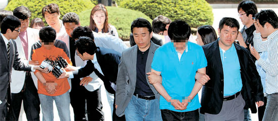 ソウル駅などで連続爆発事件を起こした疑いで検挙された容疑者らが１５日、ソウル地方警察庁に入っている。