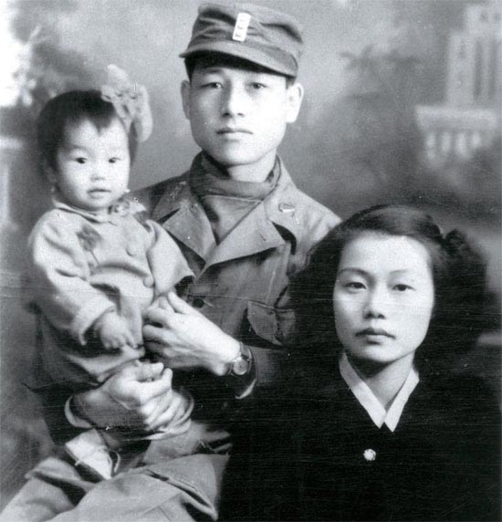 若い頃の金鍾泌元総理。 １９５２年に長女イェリを抱いて妻朴栄玉氏と家族写真を撮影した。 