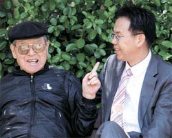 金鍾泌元総理とチョン・ヨンギ中央日報編集局長が南山公園のベンチに座って話している。