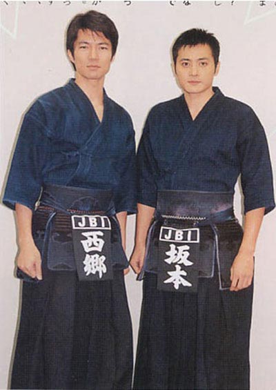 映画「ロスト・メモリーズ」の撮影当時の日本人俳優の仲村トオル（左）とチャン・ドンゴン（写真＝インターネット掲示板）。