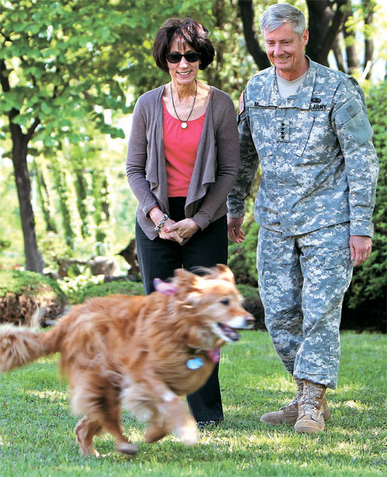ウォルター・シャープ在韓米軍司令官とジョアン夫人が１６日、ソウル竜山の官邸ヒルトップハウスの庭で、愛犬エリーと散歩している。