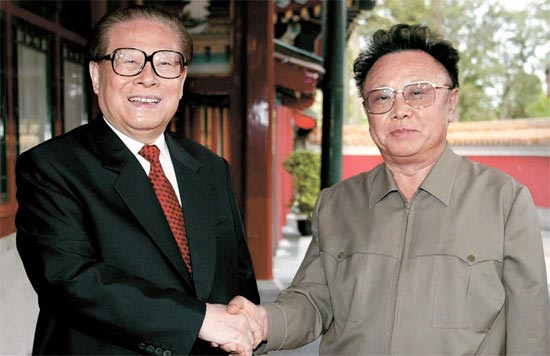 ２００４年４月に中国を訪問した金正日国防委員長が北京で江沢民主席と会い握手している。