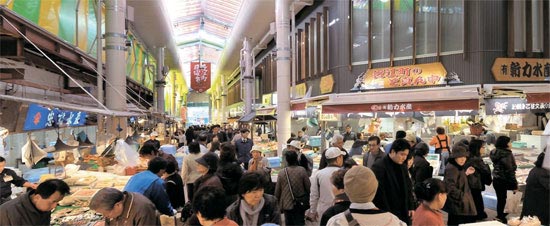 日本金沢市の中心部にある近江町市場。 １階は農水産物などを販売する市場、市場の通路の左右２階にはフードコートがあり、３・４階には文化センターと駐車場がある（写真提供＝石川県金沢市）。