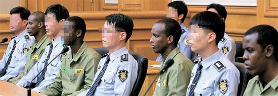 韓国に護送されたソマリアの海賊が２３日、釜山（プサン）地検３０１号法廷に出廷した。
