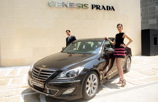 １７日から販売が始まった現代自動車は「ジェネシス・プラダ」。
