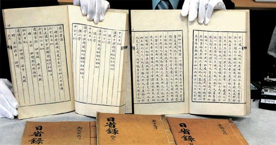 王の日記『日省録』。ソウル大奎章閣韓国学研究院は２４日、『日省録』のうち５冊をメディアに公開した。