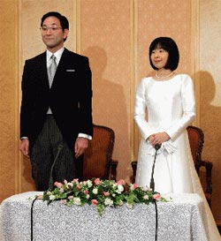 ２００５年１１月１５日、明仁天皇の長女の清子さん（右側）が東京の帝国ホテルで結婚式を終えた後、新郎の黒田慶樹さんと記者会見をしている。