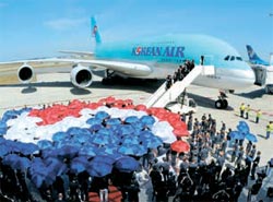 仏ツールーズのエアバス本社で２４日（現地時間）、大韓航空の広告に登場した歌謡「空近く」を英語の歌詞で歌う間、建物の外にＡ３８０機が登場している。