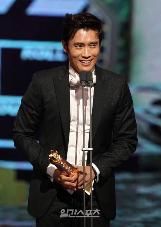 ２６日、第４７回百想（ベクサン）芸術大賞授賞式で映画部門の最高の栄誉を手にした俳優イ・ビョンホン。