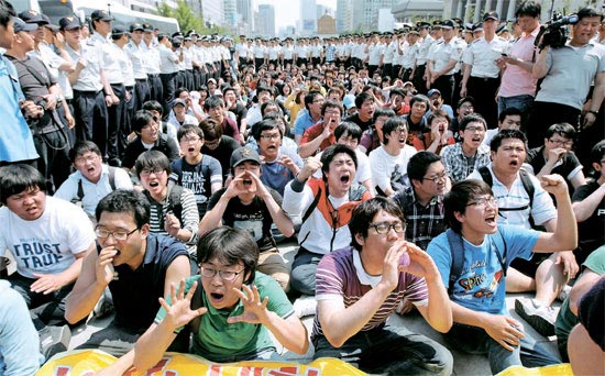 韓国大学生連合の学生らが２９日、ソウル・光化門（クァンファムン）広場で「授業料半額実現と青年失業解消」を要求するスローガンを叫んでいる。