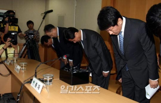 ３０日、鄭夢奎（チョン・モンギュ）韓国プロサッカー連盟総裁（右）らが、記者会見に先立ち頭を下げて謝罪している。