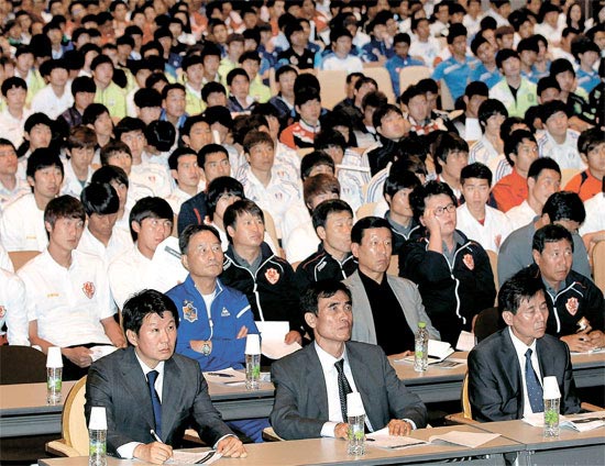 プロサッカー八百長根絶対策を模索するワークショップが３１日、江原道平昌ハンファリゾートで開かれた。この行事には鄭夢奎韓国プロサッカー連盟総裁（前列左）、Ｋリーグ球団選手およびコーチら約１０００人が参加した。