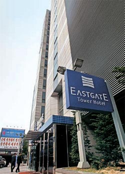 ソウル東大門の２２階建て大型ショッピングモール「ケレスター」（旧コピョンプレヤー）１８－２０階にある「イーストゲートタワーホテル」の１階出入口。