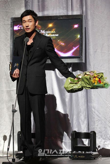 ７日、ソウル世宗文化会館大劇場で行われた「第５回ザ・ミュージカル・アワーズ」で、男優主演賞を受賞した俳優のチョ・スンウがあいさつをしている。