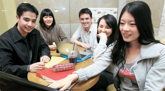 ソウル大の外国人留学生就業スタディーサークルの会員がカフェに集まり歓談している。