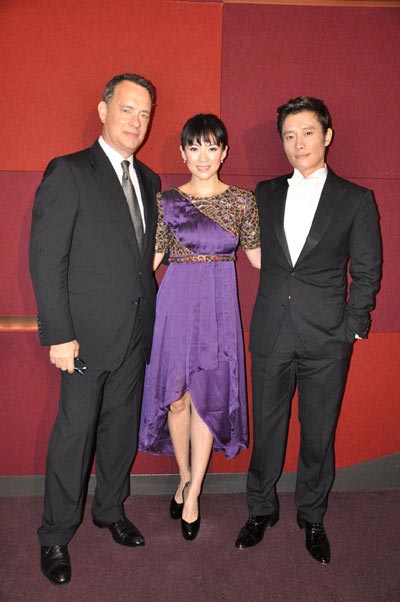 （左から）ハリウッド俳優トム・ハンクス、中国人女優の章子怡（チャン・ツィイー）、俳優イ・ビョンホン（写真＝ＢＨエンターテインメント提供）。