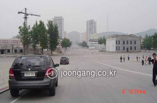 北朝鮮の開城（ケソン）で起亜（キア）自動車の「ソレント」が疾走している。