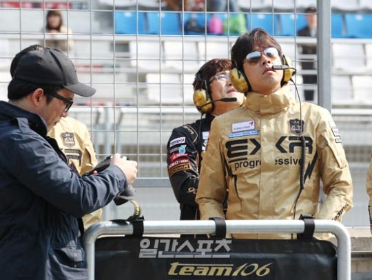 韓国代表として国際レーシング大会に出場する俳優リュ・シウォン。