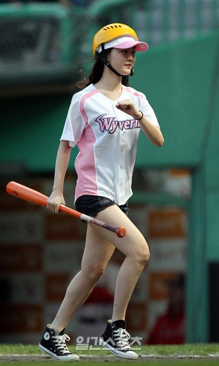 プロ野球ＳＫ－ロッテ戦が１６日、仁川（インチョン）文鶴（ムンハク）野球場で開かれた。ボランティアのバットガールがバットを引いている。