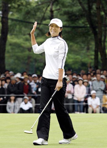 １９日、千葉の袖ケ浦ＣＣで終わった日本女子プロゴルフ（ＪＬＰＧＡ）ニチレイレディスで今季初勝利と同時にＪＬＰＧＡ通算１４勝目をマークした李知姫（イ・ジヒ、３２）。