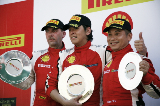 リュ・シウォンが「フェラーリチャレンジレースの最終レース」で、韓国人として初めて優勝台に立った。