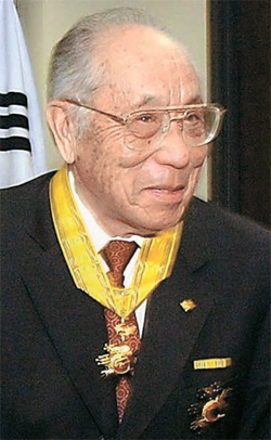 ２００３年、韓国を訪問して国民勲章牡丹章を殊勳した故キム・ヨンオク大領。