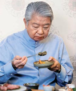 香港の有名食コラムニスト蔡瀾が２１日、ソウル市内のある飲食店でアワビ・マツタケ焼きを味わっている（写真＝フード・アンド・カルチャー・コリア提供）。