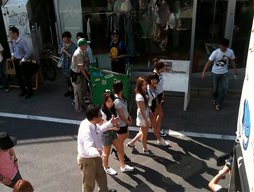 マリンルックで日本の街頭を歩くＫＡＲＡのメンバー（写真＝オンラインコミュニティー）。