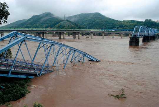 台風５号による増水で崩壊した「護国の橋」。