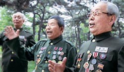 ドキュメンタリー「戦争と軍人」は韓国戦争に参戦した中国共産軍将兵にも会い、客観的な視点を図った（写真＝ＫＢＳ提供）。