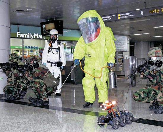 北朝鮮の大衆利用施設毒ガス散布テロ状況を想定した訓練がソウル地下鉄９号線の銅雀（ドンジャク）駅で行われた。第５２師団の将兵と消防隊員が汚染地域を消毒している。