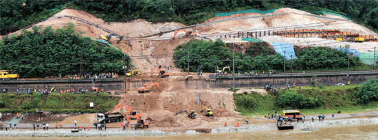 蘆原区月渓洞（ノウォング・ウォルゲドン）東部幹線道路拡張のための京元（キョンウォン）線移設工事現場で土砂崩れが発生した。