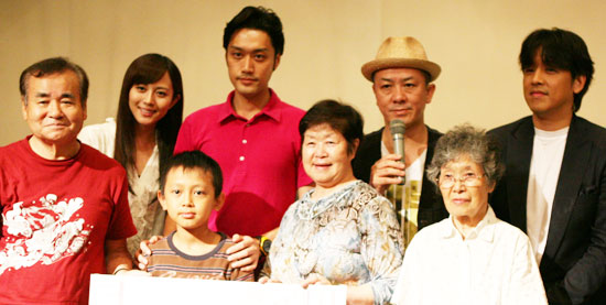 リュ・シウォン（右）が２日、ドラマ「どんど晴れ」で共演した比嘉愛未（左から２番目）、内田朝陽（左から４番目）らとともに岩手県の地震被災者を慰労した。