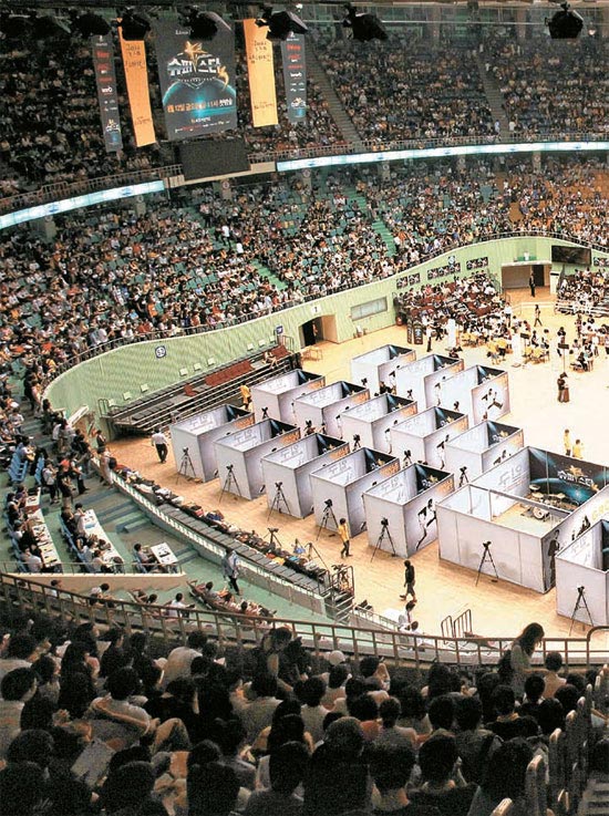 ケーブルチャンネルＭｎｅｔのオーディション番組「スーパースターＫ３」のソウル地域２次予選最終日となった３日、ソウル蚕室室内体育館で行われたオーディションに約５万人が参加した。 体育館をぎっしり埋めた参加者が順序を待っている。