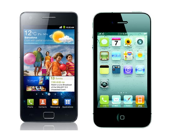 三星電子スマートフォンの「ギャラクシーＳ２」（左）とアップルの「アイフォーン４」。