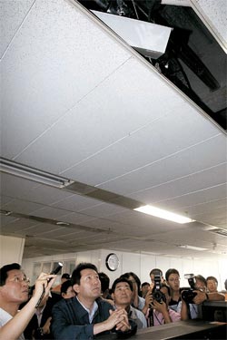 呉世勲（オ・セフン）ソウル市長（左から２人目）が６日午前、建物の揺れで強制避難措置が下されたソウル九宣洞テクノマートを訪問して現場を見回っている。