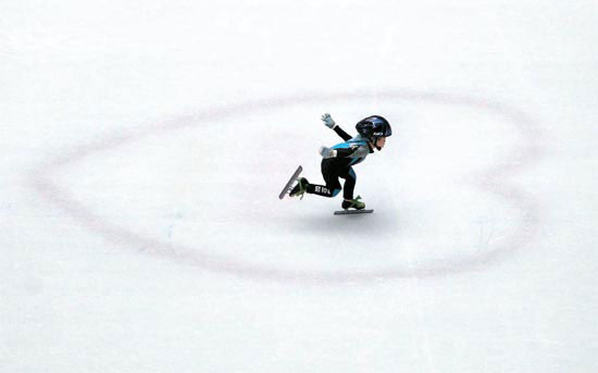 ソウル蚕室（チャムシル）にあるロッテワールドのアイスリンクで滑っている子供。