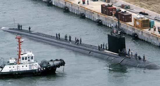 米原子力潜水艦「テキサス」（ＳＳＮ７７５、７８００トン級、全長１１４．８メートル、幅１０．４メートル、最高速度３４ノット）が約１３０人の乗組員を乗せて９日、海軍作戦司令部の釜山（プサン）基地に入港している。