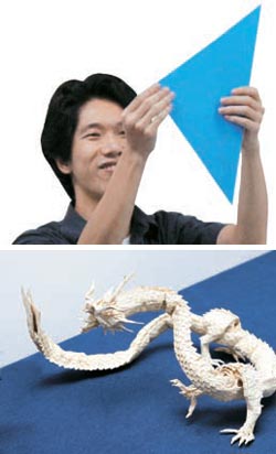 日本の折り紙作家の神谷哲史（上）と彼の作品“龍神”。
