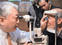 北京大学医学部を卒業した北京愛爾英智眼科病院の院長が患者を診察している。（写真提供：北京愛爾英智眼科病院）
