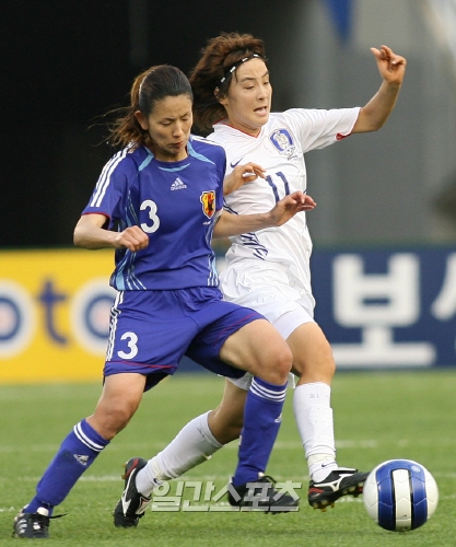 「日本女子サッカーは伝統的に基礎がしっかりしていて、守備の組織力が高い。 選手のサッカー入門が韓国よりも早いため」と日本の善戦を分析した。