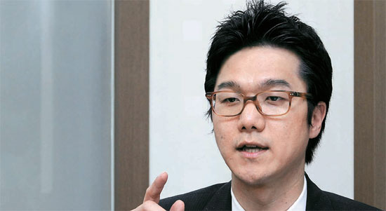 キム・ヒョンソク弁護士が１４日、慶尚南道昌原市法務法人ミレロの事務所で、アップルコリアを相手に起こした慰謝料訴訟の内容を説明している。