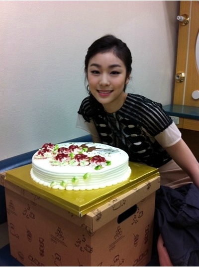 ケーキを前ににっこり笑うキム・ヨナ。