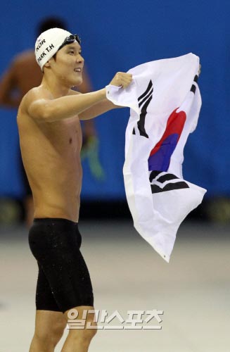 ２４日、中国で開かれた２０１１世界水泳選手権大会男子自由型４００メートルで優勝した朴泰桓。