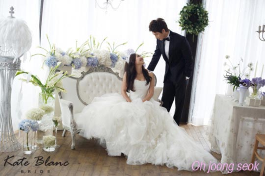 ２３日に結婚式を挙げたＳＥＳ出身のユジン（左）と俳優キ・テヨン（写真＝ウェディングスペシャリスト、ユナ・キム）。