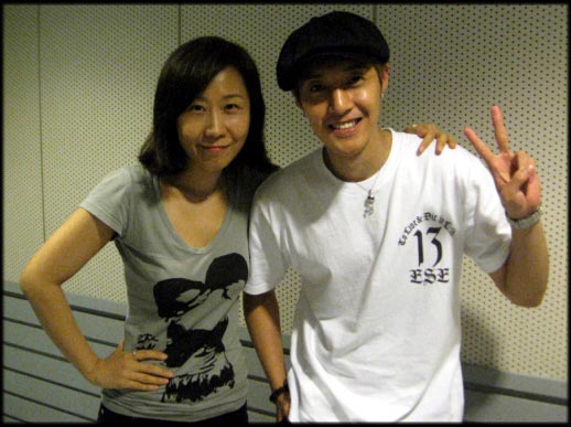 ラジオパーソナリティーのチョン・ソンヒ（左）と歌手キム・ヒョンジュン（写真＝ＳＢＳ提供）。