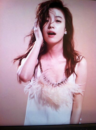 化粧品広告の写真撮影現場でポーズをとっている女優のハン・ヒョジュ（写真＝本人のミニホームページ）。